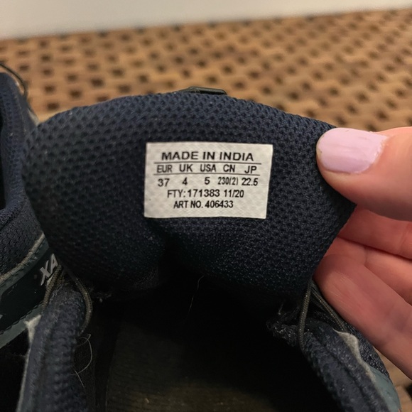 Size 5Y- Salomon Trail Shoe, waterproof, Quicklace feature, great traction - Picture 6 of 6